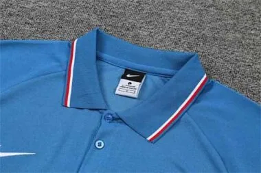 Polo del Atlético de Madrid en azul cielo con detalles en rojo y blanco