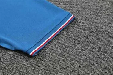 Polo del Atlético de Madrid en azul cielo con detalles en rojo y blanco