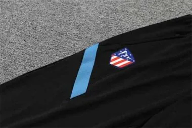 Polo del Atlético de Madrid en azul cielo con detalles en rojo y blanco