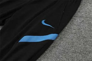 Polo del Atlético de Madrid en azul cielo con detalles en rojo y blanco