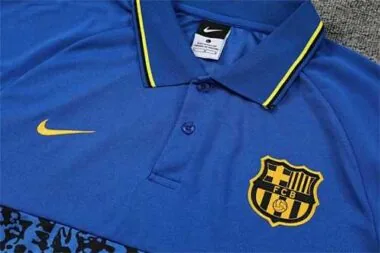 Polo azul elegante del Barcelona