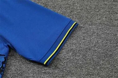 Polo azul elegante del Barcelona