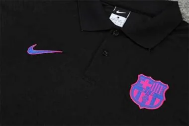Polo del Barcelona, negro con el logotipo morado
