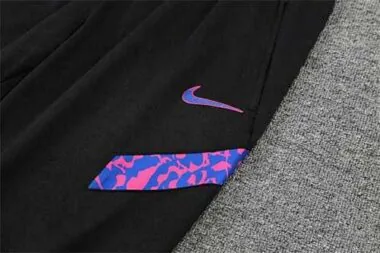 Polo del Barcelona, negro con el logotipo morado
