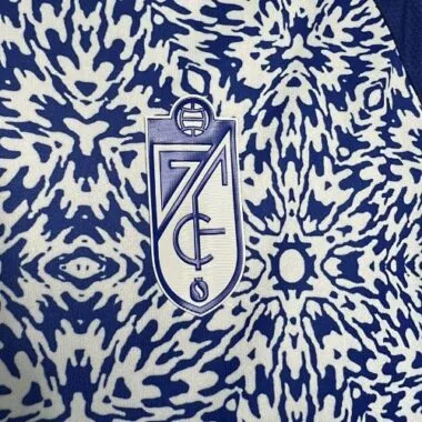 Camiseta de visitante del Granada 24-25. Equipaciones de fútbol. Fútbol