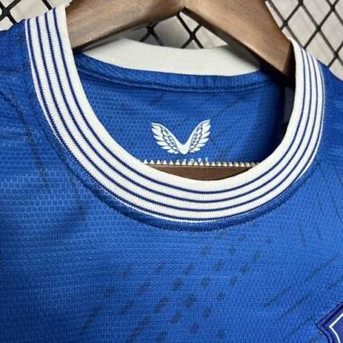 Equipamento de futebol do Everton para jogos em casa, temporadas 24-25