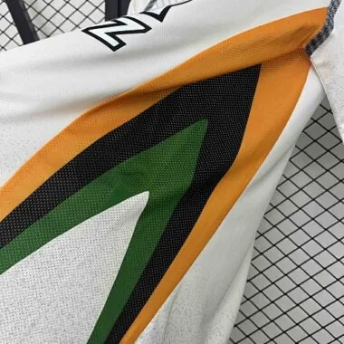 Equipación blanca de fútbol para el partido fuera de casa del 24-25 de Venecia