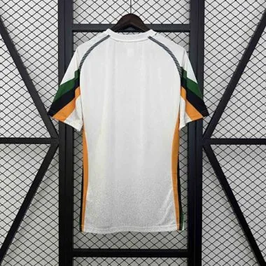 Equipación blanca de fútbol para el partido fuera de casa del 24-25 de Venecia