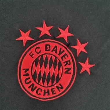 Chándal de entrenamiento del Bayern 22-23, negro con ribete rojo
