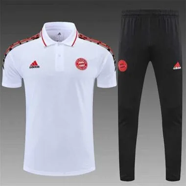 Polo Bayern branco com logótipo vermelho