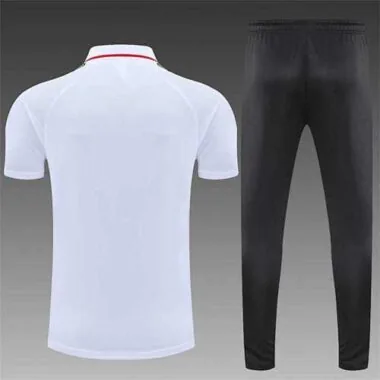 Polo Bayern branco com logótipo vermelho