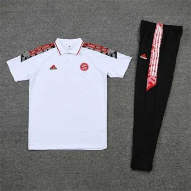 Polo Bayern branco com logótipo vermelho