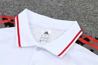 Polo Bayern branco com logótipo vermelho