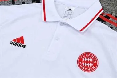 Polo Bayern branco com logótipo vermelho