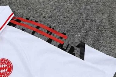 Polo Bayern branco com logótipo vermelho
