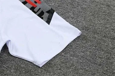Polo Bayern branco com logótipo vermelho
