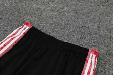 Polo Bayern branco com logótipo vermelho
