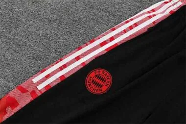 Polo Bayern branco com logótipo vermelho