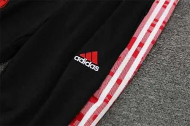 Polo Bayern branco com logótipo vermelho