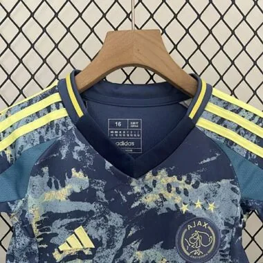 Equipaciones infantiles para partidos fuera de casa del Ajax 24-25: ropa para jóvenes