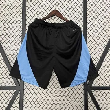 Equipamento de futebol da Argentina de 2024 com calções pretos