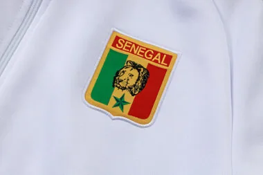 Camisola de futebol do Senegal de 2026 com casaco branco