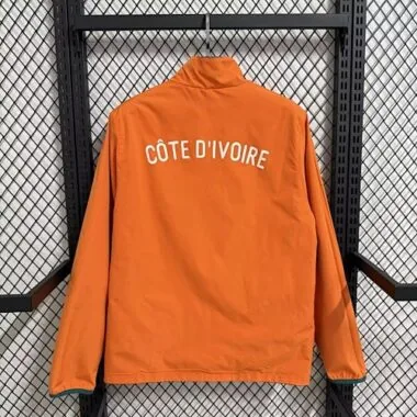 2026 Costa d'Avorio: giacca a vento arancione e maglietta da calcio