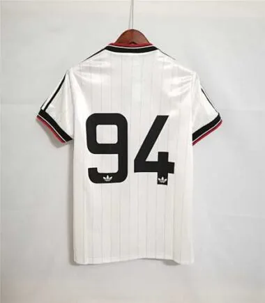 82-83 Manchester United away