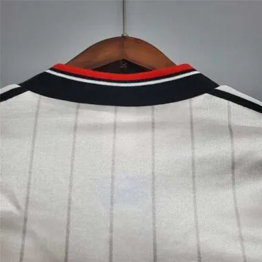 82-83 Manchester United away