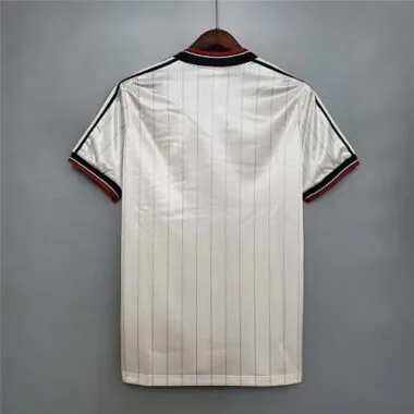 82-83 Manchester United away