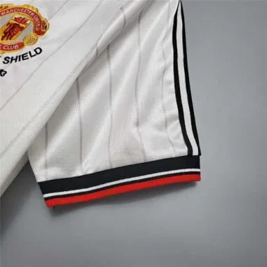 82-83 Manchester United away
