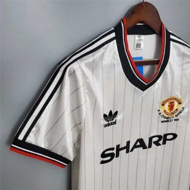 82-83 Manchester United away