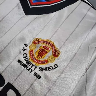 82-83 Manchester United away