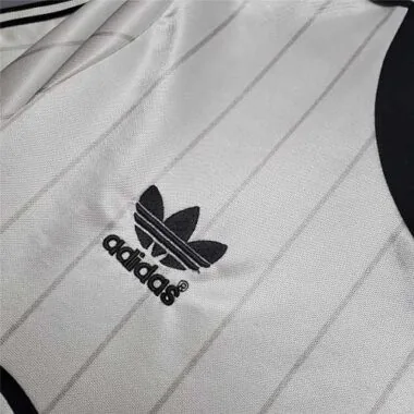 82-83 Manchester United away