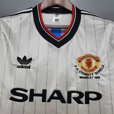 82-83 Manchester United away