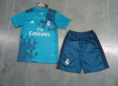 Equipamento infantil retro de terceiro jogo do Real Madrid 17-18, tamanhos: 16-28, camisola de futebol