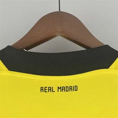 11-12 Doelman van Real Madrid krijgt een gele kaart