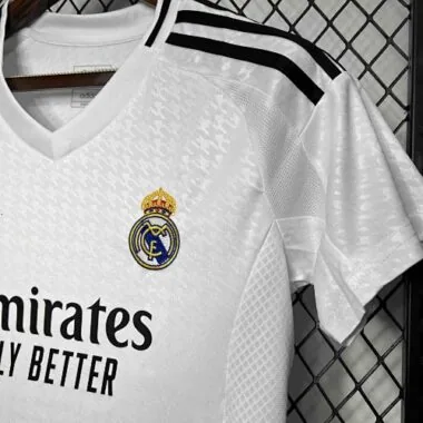Equipamento de futebol feminino do Real Madrid para jogos em casa, 24-25