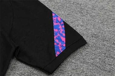 Polo Barcellona nera con logo viola
