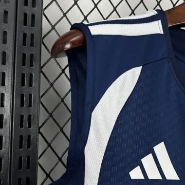 Camisola de futebol do Cruzeiro, modelo «Vest Kit», para os jogos de 26 e 27