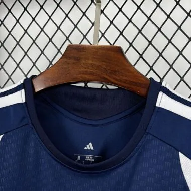Camisola de futebol do Cruzeiro, modelo «Vest Kit», para os jogos de 26 e 27