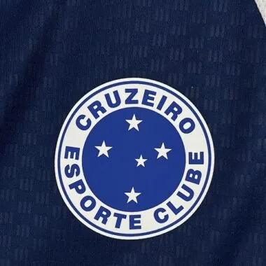 Camisola de futebol do Cruzeiro, modelo «Vest Kit», para os jogos de 26 e 27