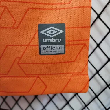 22-23: Portero del Fluminense, de color naranja