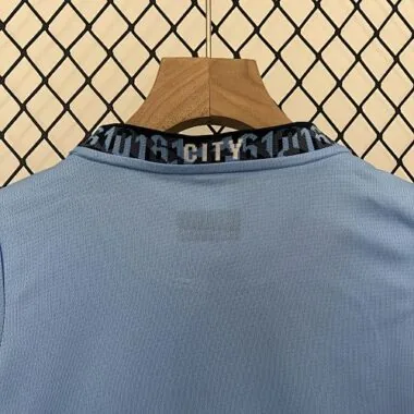 Equipamentos infantis do Manchester City para jogos em casa, 24-25 – Roupa para jovens