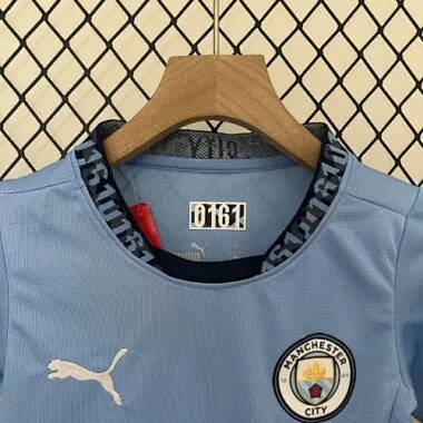 Equipamentos infantis do Manchester City para jogos em casa, 24-25 – Roupa para jovens