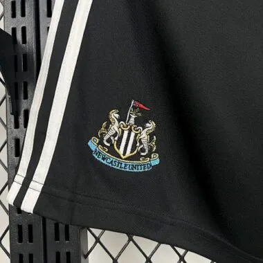 25-26 Newcastle thuisvoetbalshort Joy