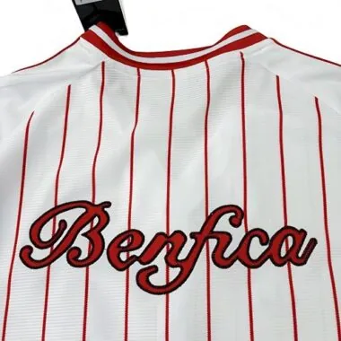 Camisola de futebol com o equipamento de basebol do Benfica 25-26