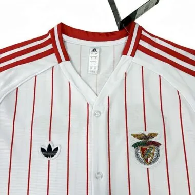 Camisola de futebol com o equipamento de basebol do Benfica 25-26