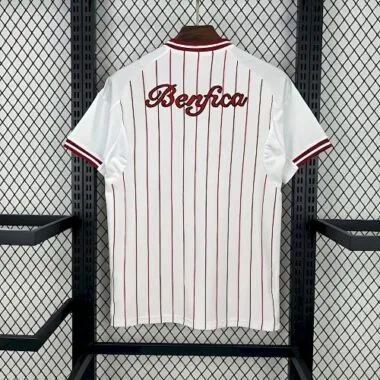 Camisola de futebol com o equipamento de basebol do Benfica 25-26