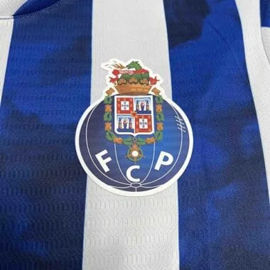 Equipamento de futebol do Porto para jogos em casa, 24-25